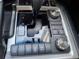 Xe Toyota Land Cruiser 4.6 V8 2020